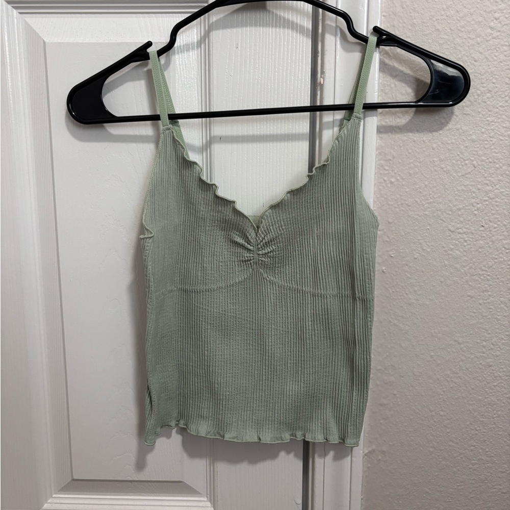 Stretchy fitted tank top with lettuce trim